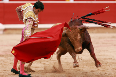 Los diestros Jiménez Fortes, Fernando Adrián y Samuel Navalón se enfrentaron a los astados de La Palmosilla en la sexta corrida de la Feria del Toro 2026
