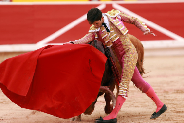 Los diestros Jiménez Fortes, Fernando Adrián y Samuel Navalón se enfrentaron a los astados de La Palmosilla en la sexta corrida de la Feria del Toro 2026