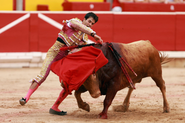 Los diestros Jiménez Fortes, Fernando Adrián y Samuel Navalón se enfrentaron a los astados de La Palmosilla en la sexta corrida de la Feria del Toro 2026
