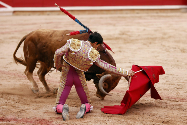 Los diestros Jiménez Fortes, Fernando Adrián y Samuel Navalón se enfrentaron a los astados de La Palmosilla en la sexta corrida de la Feria del Toro 2026