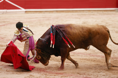 Los diestros Jiménez Fortes, Fernando Adrián y Samuel Navalón se enfrentaron a los astados de La Palmosilla en la sexta corrida de la Feria del Toro 2026