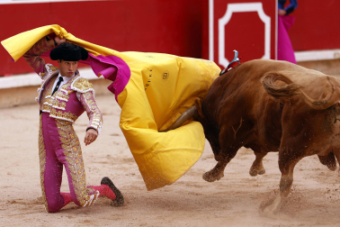Los diestros Jiménez Fortes, Fernando Adrián y Samuel Navalón se enfrentaron a los astados de La Palmosilla en la sexta corrida de la Feria del Toro 2026