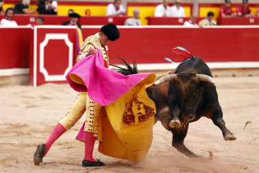 Los diestros Jiménez Fortes, Fernando Adrián y Samuel Navalón se enfrentaron a los astados de La Palmosilla en la sexta corrida de la Feria del Toro 2026