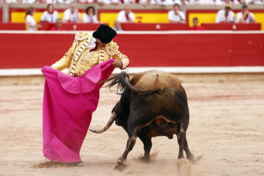 Los diestros Jiménez Fortes, Fernando Adrián y Samuel Navalón se enfrentaron a los astados de La Palmosilla en la sexta corrida de la Feria del Toro 2026