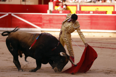 Los diestros Jiménez Fortes, Fernando Adrián y Samuel Navalón se enfrentaron a los astados de La Palmosilla en la sexta corrida de la Feria del Toro 2026