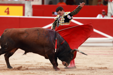 Los diestros Jiménez Fortes, Fernando Adrián y Samuel Navalón se enfrentaron a los astados de La Palmosilla en la sexta corrida de la Feria del Toro 2026