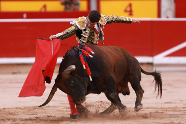 Los diestros Jiménez Fortes, Fernando Adrián y Samuel Navalón se enfrentaron a los astados de La Palmosilla en la sexta corrida de la Feria del Toro 2026