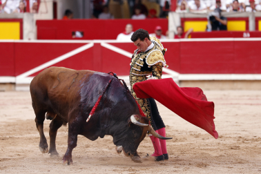 Los diestros Jiménez Fortes, Fernando Adrián y Samuel Navalón se enfrentaron a los astados de La Palmosilla en la sexta corrida de la Feria del Toro 2026
