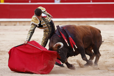 Los diestros Jiménez Fortes, Fernando Adrián y Samuel Navalón se enfrentaron a los astados de La Palmosilla en la sexta corrida de la Feria del Toro 2026
