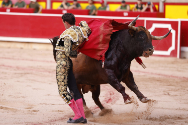 Los diestros Jiménez Fortes, Fernando Adrián y Samuel Navalón se enfrentaron a los astados de La Palmosilla en la sexta corrida de la Feria del Toro 2026