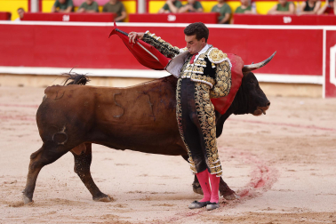 Los diestros Jiménez Fortes, Fernando Adrián y Samuel Navalón se enfrentaron a los astados de La Palmosilla en la sexta corrida de la Feria del Toro 2026