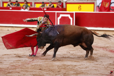 Los diestros Jiménez Fortes, Fernando Adrián y Samuel Navalón se enfrentaron a los astados de La Palmosilla en la sexta corrida de la Feria del Toro 2026