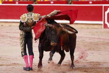 Los diestros Jiménez Fortes, Fernando Adrián y Samuel Navalón se enfrentaron a los astados de La Palmosilla en la sexta corrida de la Feria del Toro 2026