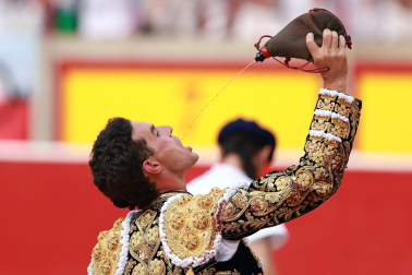 Los diestros Jiménez Fortes, Fernando Adrián y Samuel Navalón se enfrentaron a los astados de La Palmosilla en la sexta corrida de la Feria del Toro 2026