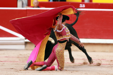 Los diestros Jiménez Fortes, Fernando Adrián y Samuel Navalón se enfrentaron a los astados de La Palmosilla en la sexta corrida de la Feria del Toro 2026