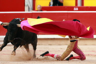 Los diestros Jiménez Fortes, Fernando Adrián y Samuel Navalón se enfrentaron a los astados de La Palmosilla en la sexta corrida de la Feria del Toro 2026