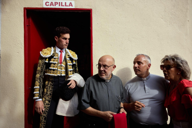 Los diestros Jiménez Fortes, Fernando Adrián y Samuel Navalón se enfrentaron a los astados de La Palmosilla en la sexta corrida de la Feria del Toro 2026