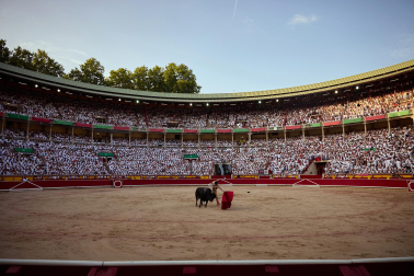 Los diestros Jiménez Fortes, Fernando Adrián y Samuel Navalón se enfrentaron a los astados de La Palmosilla en la sexta corrida de la Feria del Toro 2026