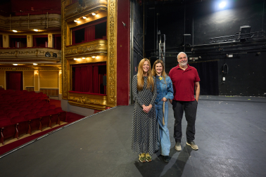 La jefa de sala, Helena Ahechu Esain, la responsable de comunicación, Maialen Marín Arriaga, y el jefe técnico, Santos García Lautre, posan sobre el escenario del Teatro Gayarre