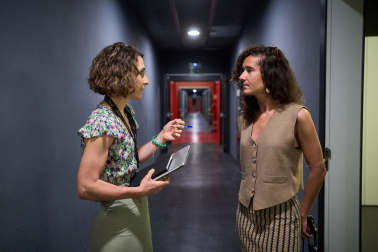 María Urzainqui Senosiain y Amaia Telletxea Mendigutxia conversan en el pasillo de camerinos del recinto cubierto con mayor aforo en la Comunidad foral