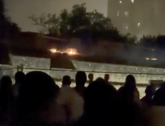 Varios pequeños fuegos originados tras el lanzamiento de los fuegos artificiales en Pamplona este 12 de julio