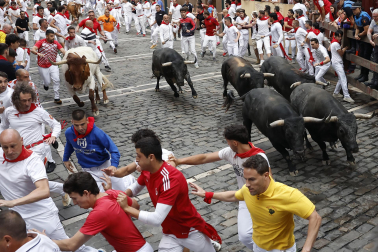 Séptimo encierro de San Fermín con toros de Miura.