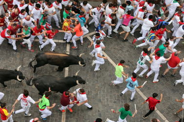 Fotos del séptimo encierro de San Fermín 2026 con toros de Miura en el tramo de Telefónica.