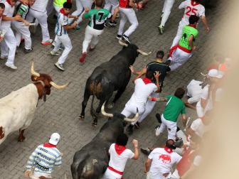 Fotos del séptimo encierro de San Fermín 2026 con toros de Miura en el tramo de Telefónica.
