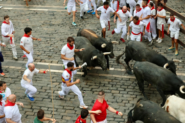 Fotos del séptimo encierro de San Fermín 2026 con toros de Miura en la plaza del Ayuntamiento.
