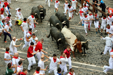Fotos del séptimo encierro de San Fermín 2026 con toros de Miura en la plaza del Ayuntamiento.