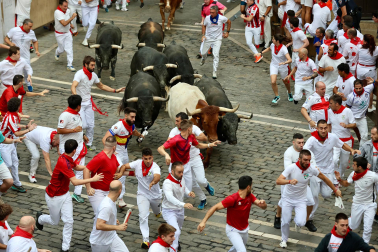 Fotos del séptimo encierro de San Fermín 2026 con toros de Miura en la plaza del Ayuntamiento.