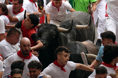 Fotos del séptimo encierro de San Fermín 2026 con toros de Miura.