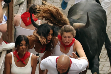 Fotos del séptimo encierro de San Fermín 2026 con toros de Miura.