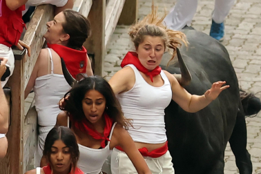 Fotos del séptimo encierro de San Fermín 2026 con toros de Miura.