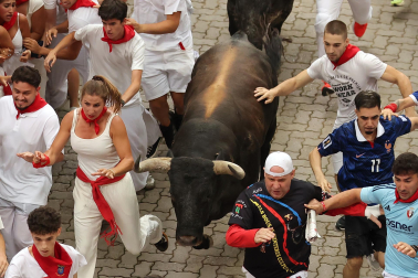 Fotos del séptimo encierro de San Fermín 2026 con toros de Miura.