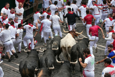 Fotos del séptimo encierro de San Fermín 2026 con toros de Miura.