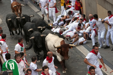 Fotos del séptimo encierro de San Fermín 2026 con toros de Miura.