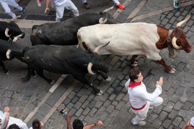 Fotos del séptimo encierro de San Fermín 2026 con toros de Miura.