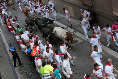 Fotos del séptimo encierro de San Fermín 2026 con toros de Miura.