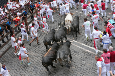 Fotos del séptimo encierro de San Fermín 2026 con toros de Miura.