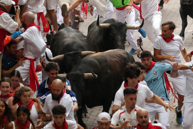 Fotos del séptimo encierro de San Fermín 2026 con toros de Miura.