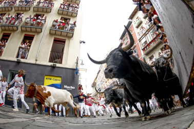 Fotos del séptimo encierro de San Fermín 2026 con toros de Miura.