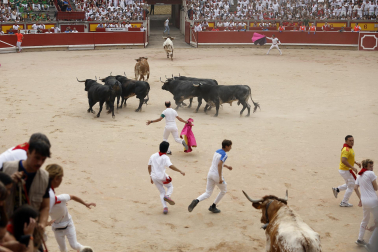 Fotos del séptimo encierro de San Fermín 2026 con toros de Miura.
