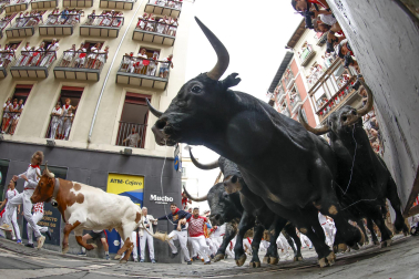 Fotos del séptimo encierro de San Fermín 2026 con toros de Miura.