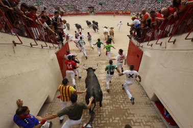 Fotos del séptimo encierro de San Fermín 2026 con toros de Miura.