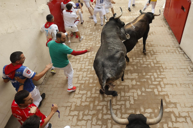 Fotos del séptimo encierro de San Fermín 2026 con toros de Miura.