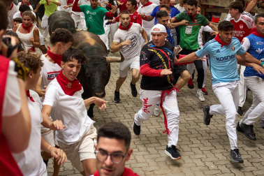 Fotos del séptimo encierro de San Fermín 2026 con toros de Miura en la bajada al callejón.