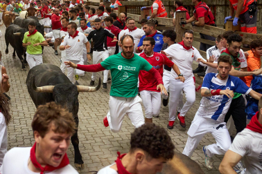 Fotos del séptimo encierro de San Fermín 2026 con toros de Miura en la bajada al callejón.