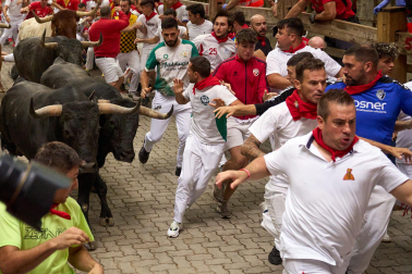 Fotos del séptimo encierro de San Fermín 2026 con toros de Miura en la bajada al callejón.