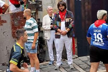 Fotos del séptimo encierro de San Fermín 2026 con toros de Miura en la curva de Mercaderes.